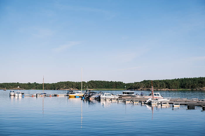 Båtar lade till vid en brygga på Korpoström.