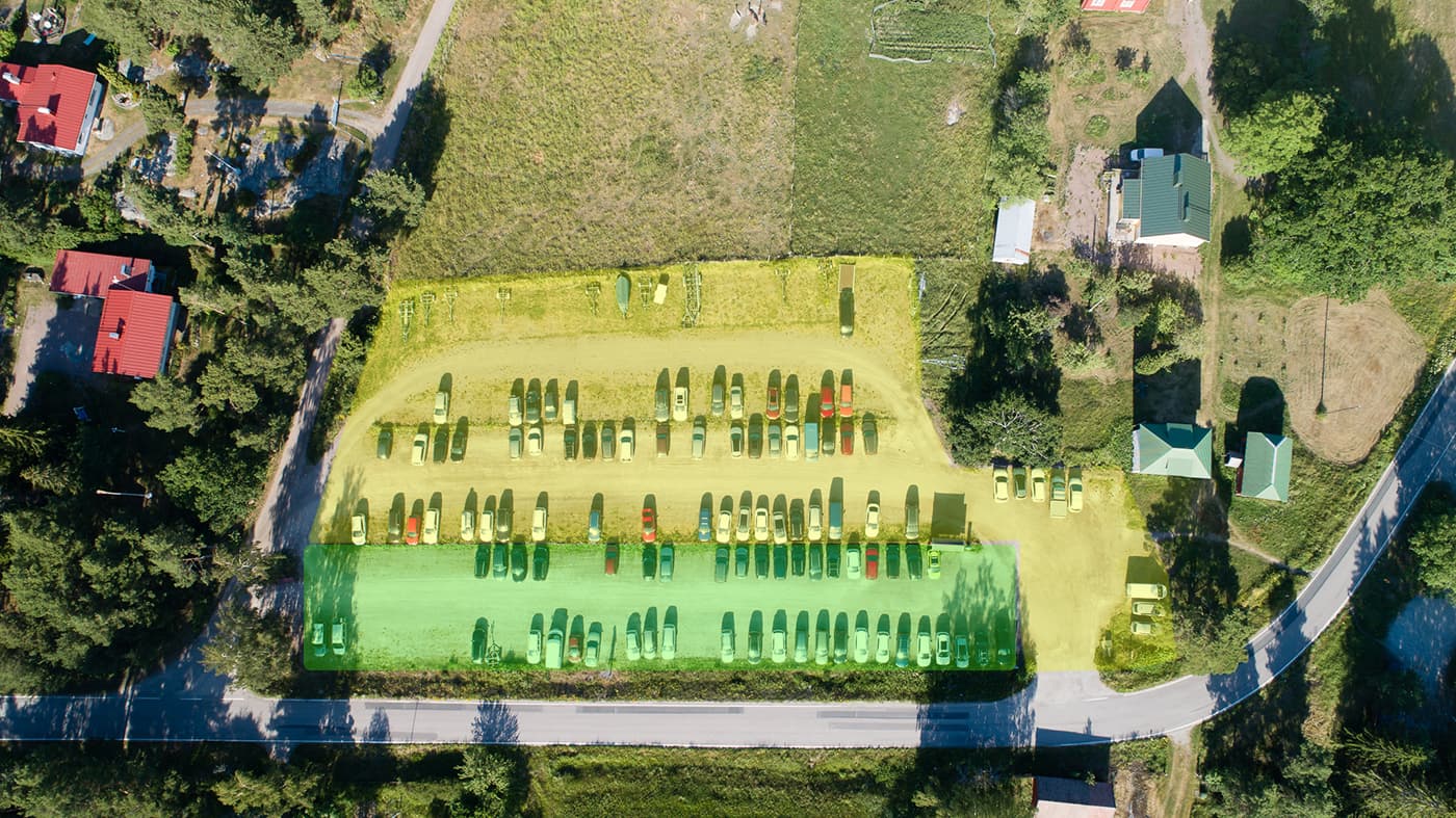 En flygbild över ett område med mycket grönt gräs och träd.
