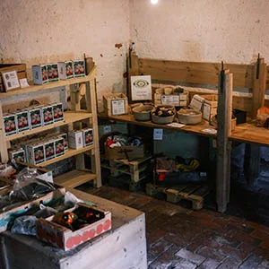 Korpoström Magasinet interiör med många lokalt producerade produkter till försäljning